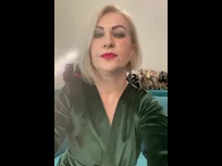 Groen fluweel en zwarte laarzen