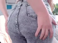 In jeans zonder ondergoed