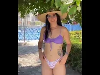 Zonnige verleiding in paars bikini