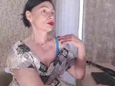 Een grote cam dame met bruin haar gedurende de cam sex