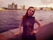 Volg je meesteres en geef je over aan haar charme