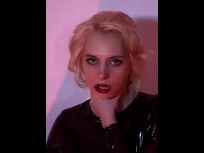 Golvende lijnen in rood licht