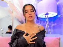 Verleidelijke tease in zwart op cam